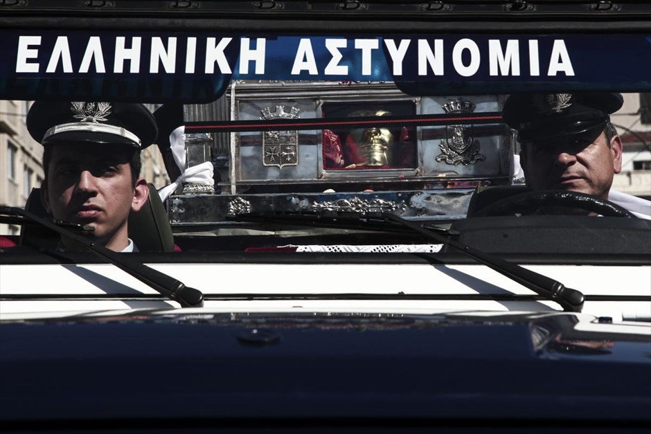 POY2015 - Μάιος. Το ιερό σκήνωμα της Αγίας Βαρβάρας μεταφέρεται με περιπολικό στον Μητροπολιτικό Ιερό Ναό της Αγίας Τριάδος Πειραιά για να εκτεθεί σε λαϊκό προσκύνημα (24 Μαΐου). Το ιερό λείψανο είχε φτάσει στην Αθήνα στις 10 Μαΐου με τιμές αρχηγού κράτους και αναχώρησε για τη Βενετία και τη Βασιλική του Αγίου Μάρκου 23 ημέρες αργότερα.