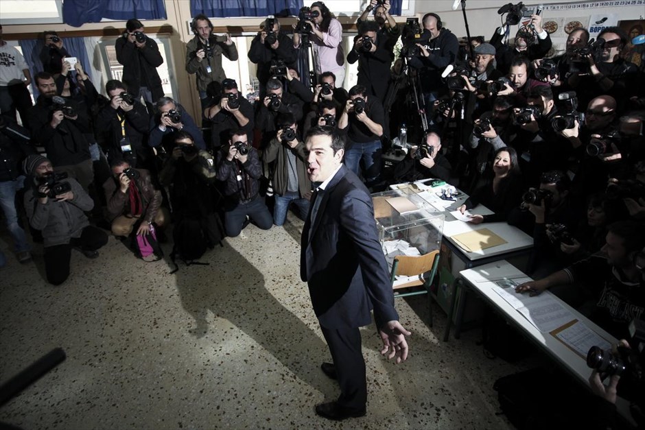 POY 2015 - Ιανουάριος. Ο Αλέξης Τσίπρας ψηφίζει στην Αθήνα, στις 25 Ιανουαρίου. Πλήθος δημοσιογράφων, ξένων ανταποκριτών και τηλεοπτικών συνεργείων βρέθηκαν στο 661o εκλογικό τμήμα του δήμου Αθηναίων, στην Κυψέλη, για να καλύψουν την άσκηση του εκλογικού δικαιώματος του προέδρου του ΣΥΡΙΖΑ. Το κόμμα του αναδείχθηκε πρώτο με ποσοστό 36,34%.