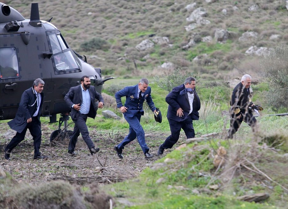 POY 2015 - Ιανουάριος. Ο υπουργός Εθνικής Άμυνας Πάνος Καμμένος φτάνει με στρατιωτικό ελικόπτερο στην Κρήτη μαζί με τους Αρχηγούς Αεροπορίας και Ναυτικού προκειμένου&nbsp;να αποδώσει τιμές&nbsp;στον καταδρομέα Εμμανουήλ Μπικάκη και να επισκεφθεί την 133 Σμηναρχία Μάχης, στις 30 Ιανουαρίου. Νωρίτερα, ο κ. Καμμένος είχε πραγματοποιήσει ρίψη στεφάνου&nbsp;από ελικόπτερο&nbsp;στον θαλάσσιο χώρο των Ιμίων στη μνήμη των τριών αξιωματικών που έχασαν τη ζωή τους στο σημείο το 1996.