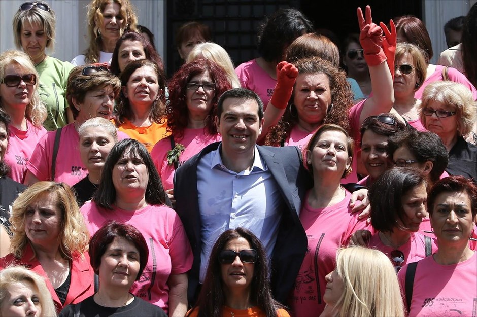 POY2015 - Μάιος. Συνάντηση με καθαρίστριες του υπουργείου Οικονομικών, οι οποίες επέστρεψαν στην εργασία τους με νομοσχέδιο που ψηφίστηκε στη Βουλή, είχε ο πρωθυπουργός Αλέξης Τσίπρας στις 7 Μαΐου. Τις περίπου 50 γυναίκες υποδέχθηκε ο Πρωθυπουργός στον προαύλιο χώρο του Μεγάρου Μαξίμου.