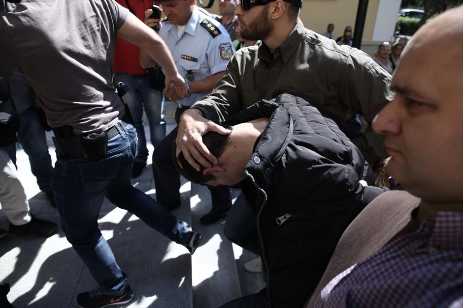 POY2015 - Μάιος. Ο 27χρονος πατέρας που κατηγορείται ότι σκότωσε την&nbsp;4χρονη κόρη του, Άννυ οδηγείται ενώπιον&nbsp;της 10ης τακτικής ανακρίτριας, προκειμένου να απολογηθεί (5 Μαΐου. Όπως έγινε γνωστό από την Αστυνομία, το κοριτσάκι δολοφονήθηκε από τον βιολογικό πατέρα του, βουλγαρικής υπηκοότητας, ο οποίος έκρυψε στην συνέχεια το πτώμα. Μάλιστα, ο 27χρονος φέρεται να τεμάχισε το άτυχο κορίτσι.