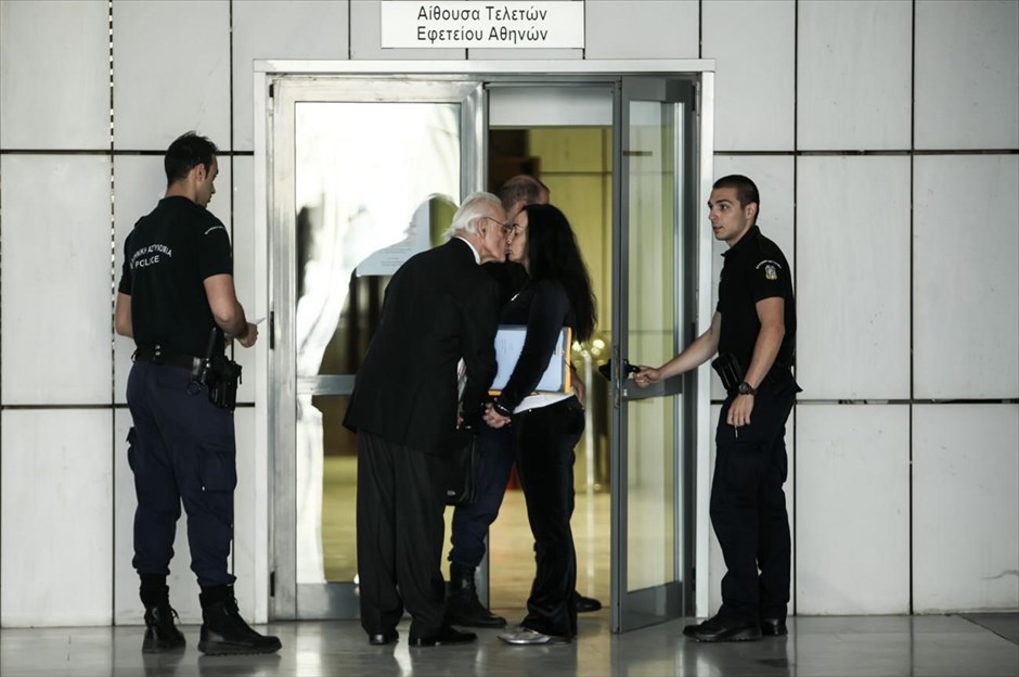 POY2015 - Μάιος. Ο πρώην υπουργός Άκης Τσοχατζόπουλος φιλά τη σύζυγό του Βίκυ Σταμάτη έξω από το Εφετείο Αθηνών, όπου δικαζόταν σε δεύτερο βαθμό (20 Μαΐου). Η κ. Σταμάτη απέδρασε στις 2 Απριλίου από το Δρομοκαΐτειο όπου νοσηλευόταν φρουρούμενη. Αποφυλακίστηκε στις 10 Νοεμβρίου καταβάλλοντας εγγύηση 50.000 ευρώ.