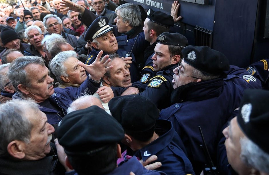 Ένταση στη διαδήλωση των συνταξιούχων για τις αλλαγές στο ασφαλιστικό. Στους δρόμους έχουν βγει σήμερα οι συνταξιούχοι διαμαρτυρόμενοι για τις επικείμενες αλλαγές στο ασφαλιστικό. Αρχικά συγκεντρώθηκαν στην πλατεία Κοτζιά και από εκεί έκαναν πορεία, μέσω της Σταδίου, προς το Σύνταγμα και το Μέγαρο Μαξίμου. Στην Ηρώδου του Αττικού βρήκαν παρατεταγμένες&nbsp;κλούβες της Αστυνομίας, οι οποίες έχουν φράξει τον δρόμο για&nbsp;τον τελικό τους προορισμό, προκαλώντας έντονες αντιδράσεις. Τελικά αντιπροσωπεία τους πέρασε στο Μαξίμου.