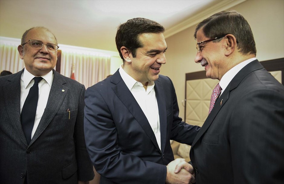 Συνάντηση Τσίπρα - Νταβούτογλου στις Βρυξέλλες . Την ανάγκη συνεργασίας για την αντιμετώπιση των προσφυγικών και μεταναστευτικών ροών υπογράμμισαν ο πρωθυπουργός Αλέξης Τσίπρας και ο Τούρκος ομόλογός του Αχμέτ Νταβούτογλου, στη συνάντηση που είχαν στις Βρυξέλλες.