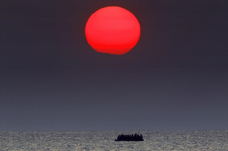 POY2015 - Αύγουστος. Μια βάρκα με πρόσφυγες διασχίζει το Αιγαίο, κατευθυνόμενη προς την Κω, στις 11 Αυγούστου.