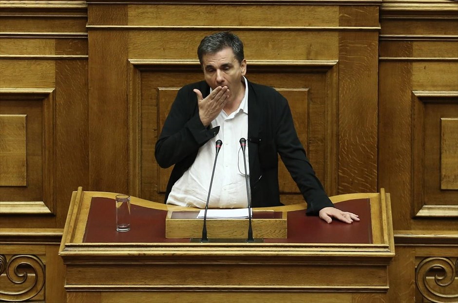 POY2015 - Αύγουστος. Ο υπουργός Οικονομικών Ευκλείδης Τσακαλώτος χασμουριέται στο βήμα της Βουλής, κατά τη διάρκεια της ολονύχτιας συνεδρίασης της Ολομέλειας για την ψήφιση του τρίτου μνημονίου. Η συμφωνία εγκρίθηκε το πρωί της 15ης Αυγούστου με σημαντικές απώλειες για τον κυβερνητικό σχηματισμό.