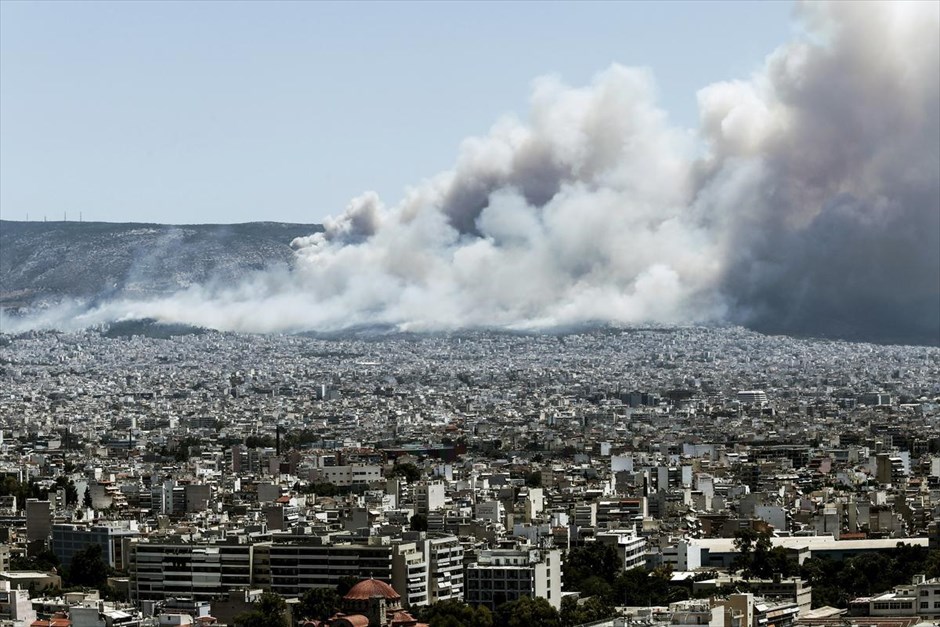 POY2015 - Ιούλιος. Από την πυρκαγιά που ξέσπασε στις παρυφές του Υμηττού, στην περιοχή του Καρέα, στις 17 Ιουλίου.