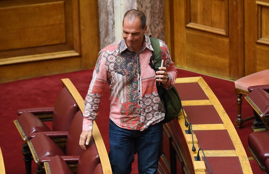 POY2015 - Ιούλιος. Ο τέως υπουργός Οικονομικών, Γιάνης Βαρουφάκης προσέρχεται στη Βουλή για την «Ώρα του Πρωθυπουργού», στις 31 Ιουλίου.