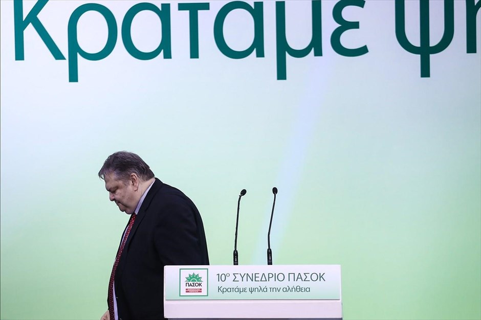 POY2015 - Ιούνιος. Την αποχώρησή του από την ηγεσία του ΠΑΣΟΚ, έπειτα από τρία χρόνια, ανακοίνωσε ο Ευάγγελος Βενιζέλος από το βήμα του 10ου Συνεδρίου του κόμματος στις&nbsp;6 Ιουνίου. Νέα πρόεδρος του κόμματος αναδείχθηκε στις 14 Ιουνίου η Φώφη Γεννηματά.