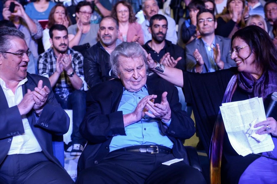 POY2015 - Ιούνιος. O γ.γ. της Κ.Ε. του ΚΚΕ, Δημήτρης Κουτσούμπας, ο Μίκης Θεοδωράκης και η Μαρία Φαραντούρη σε στιγμιότυπο από την εκδήλωση - συναυλία που διοργάνωσε η Κεντρική Επιτροπή του ΚΚΕ για να τιμήσει τα 90 χρόνια του μεγάλου συνθέτη, στο θέατρο Πέτρας του Δήμου Πετρούπολης (3 Ιουνίου).