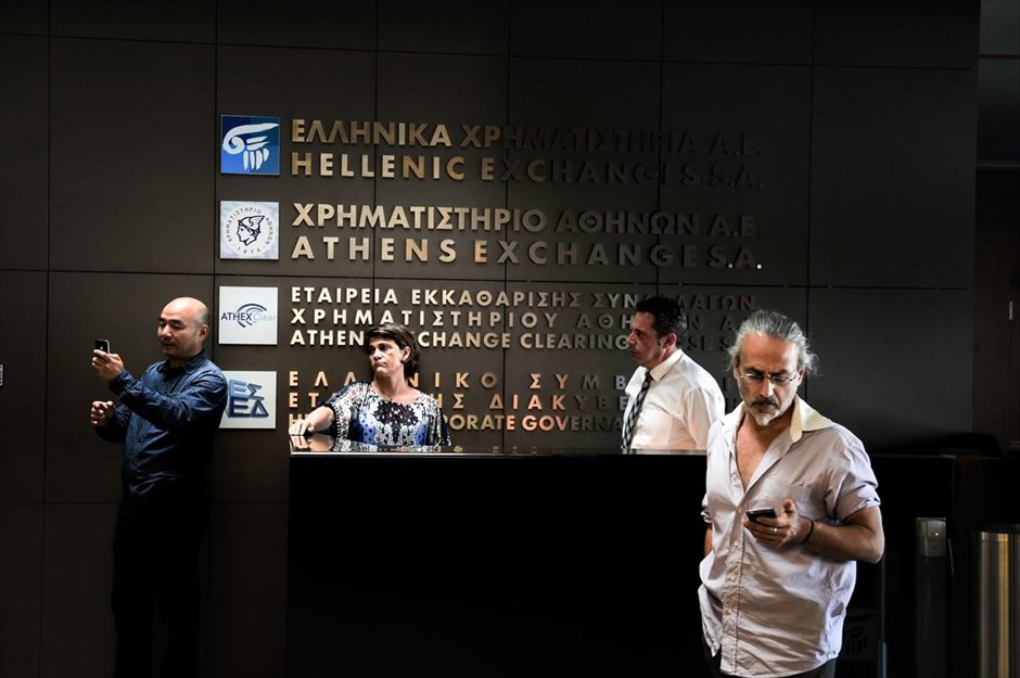 POY2015 - Ιούνιος. Απώλειες περίπου 20% κατέγραψε ο Γενικός Δείκτης και βουτιά σχεδόν 30% σημείωσε ο τραπεζικός δείκτης, κατά την πρώτη ημέρα λειτουργίας του Χρηματιστηρίου, έπειτα από πέντε εβδομάδες αναστολής, στις 3 Αυγούστου.