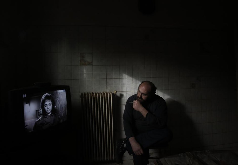 POY2015 - Μάρτιος . Στιγμιότυπο από την καθημερινή ζωή ενός 41άχρονου ανέργου (27 Μαρτίου). «Όταν ζούσε η μητέρα μου τα πράγματα ήταν πολύ διαφορετικά» συνηθίζει να λέει ο Ιάκωβος, ο οποίος πλέον βγάζει τα προς το ζην μαζεύοντας κουτάκια αλουμινίου από τα σκουπίδια. Είναι πολύ άσχημο πράγμα να μην έχεις κανέναν στον κόσμο», συμπληρώνει.