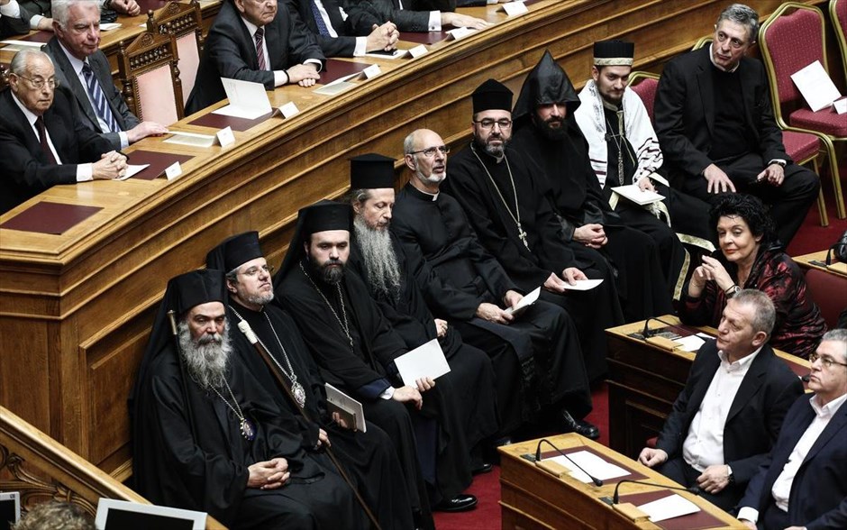 POY2015 - Φεβρουάριος . Ορκωμοσία με θρησκευτικό (τόσο ενώπιον του Ευαγγελίου όσο και ενώπιον του Κορανίου), αλλά και με πολιτικό όρκο πραγματοποιήθηκε στις 5 Φεβρουαρίου στη Βουλή. Στη φωτογραφία, εκπρόσωποι των εκκλησιών κάθονται δίπλα στα έδρανα του Κομμουνιστικού Κόμματος.