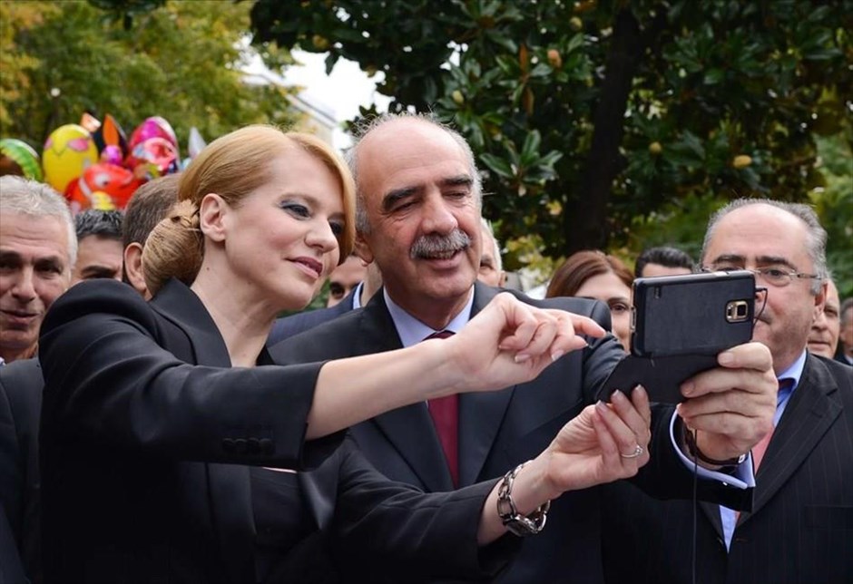 POY2015 - Οκτώβριος. Η υφυπουργός αρμόδια για θέματα Βιομηχανίας Θεοδώρα Τζάκρη και ο πρόεδρος της Νέας Δημοκρατίας Βαγγέλης Μεϊμαράκης βγάζουν μια... διακομματική&nbsp;«selfie», στο περιθώριο των εορταστικών εκδηλώσεων για την απελευθέρωση της Έδεσσας (19 Οκτωβρίου).