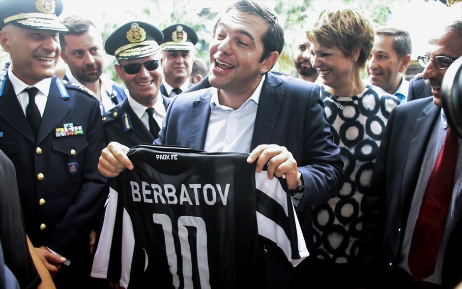 POY2015 - Σεπτέμβριος . Ο πρόεδρος&nbsp;του ΣΥΡΙΖΑ Αλέξης Τσίπρας κατά τη διάρκεια της επίσκεψής του στην 80η Διεθνή Έκθεση Θεσσαλονίκης (ΔΕΘ) στις 6 Σεπτεμβρίου πέρασε από το περίπτερο του ΠΑΟΚ και πήρε στα χέρια του τη φανέλα του Βούλγαρου επιθετικού Μπερμπάτοφ. Το αντίστοιχο δώρο της ομάδας στον Ευάγγελο Μεϊμαράκη ήταν μία εμφάνιση της ομάδας, στην οποία ήταν γραμμένο το όνομα Νεϊμαράκης, ένα λογοπαίγνιο από το όνομα του αστεριού της Μπαρτσελόνα Νεϊμάρ και το όνομα του προέδρου της Ν.Δ.