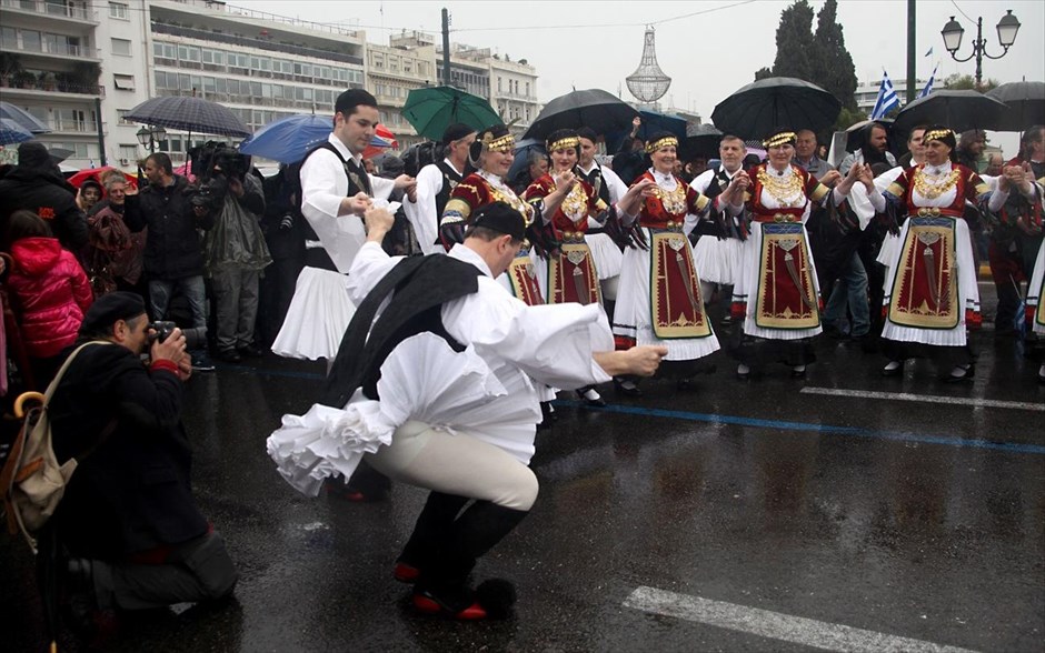 POY2015 - Mάρτιος. Μουσικοχορευτική εκδήλωση με δημοτικούς χορούς και τραγούδια από διάφορες περιοχές της χώρας πραγματοποιήθηκε μετά τη στρατιωτική παρέλαση για την επέτειο της 25ης Μαρτίου στην Αθήνα.
