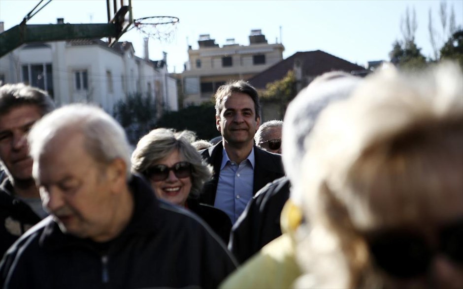 Εκλογή προέδρου της ΝΔ. Την πεποίθηση ότι η Νέα Δημοκρατία θα βγει ενωμένη και ανανεωμένη από αυτή την εκλογική διαδικασία εξέφρασε ο Κυριάκος Μητσοτάκης, από το εκλογικό κέντρο όπου ψήφισε. Ο υποψήφιος πρόεδρος της Ν.Δ. τόνισε ότι η χώρα χρειάζεται μια αξιόπιστη, δυνατή κεντροδεξιά παράταξη και δήλωσε βέβαιος ότι από αύριο θα την έχει. Εκτίμησε δε ότι το 2016 θα είναι μια πολύ καλή χρονιά για τη Ν.Δ. Εξέφρασε, παράλληλα, την ικανοποίησή του για τη μαζική, όπως είπε, συμμετοχή στη σημερινή εκλογική διαδικασία.