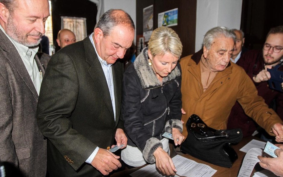 Εκλογή προέδρου της ΝΔ. Ο πρώην πρωθυπουργός και πρόεδρος της Ν.Δ. Κώστας Καραμανλής ψήφισε το πρωί στη Θεσσαλονίκη, στο παλαιό κτήριο του Δήμου, και αποχώρησε χωρίς να κάνει δηλώσεις.