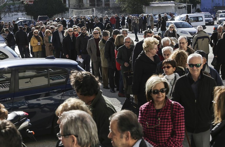 Εκλογή προέδρου της ΝΔ. Η προσέλευση του κόσμου στα εκλογικά κέντρα ήταν πολύ μεγάλη από το πρωί, γεγονός που οδήγησε στην παράταση για τη λήξη της εκλογικής διαδικασίας κατά μία ώρα, όπως ανακοίνωσε ο προεδρεύων της ΚΕΦΕ Γιάννης Τραγάκης.
