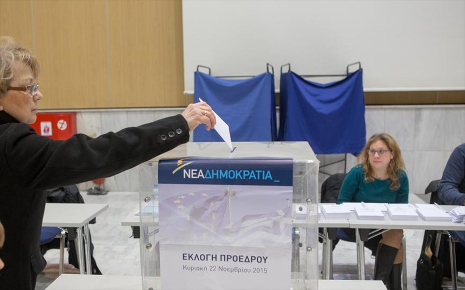 Εκλογή προέδρου της ΝΔ. Φίλη του κόμματος ασκεί το εκλογικό της δικαίωμα στις Εκλογές ανάδειξης του προέδρου της Νέας Δημοκρατίας 2015 . Θεσσαλονίκη, Κυριακή 20 Δεκεμβρίου 2015.