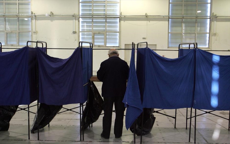 Εκλογή προέδρου της ΝΔ. Μέλη της Νέας Δημοκρατίας ψηφίζουν στο εκλογικό κέντρο στο Περιστέρι.