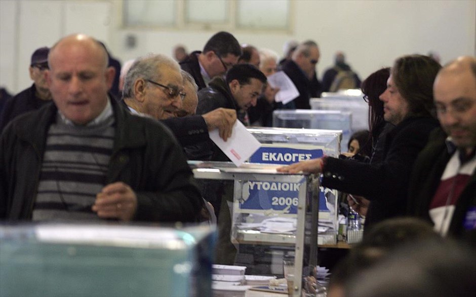Εκλογή προέδρου της ΝΔ. Μέλη της Νέας Δημοκρατίας ψηφίζουν στο εκλογικό κέντρο στο Περιστέρι.