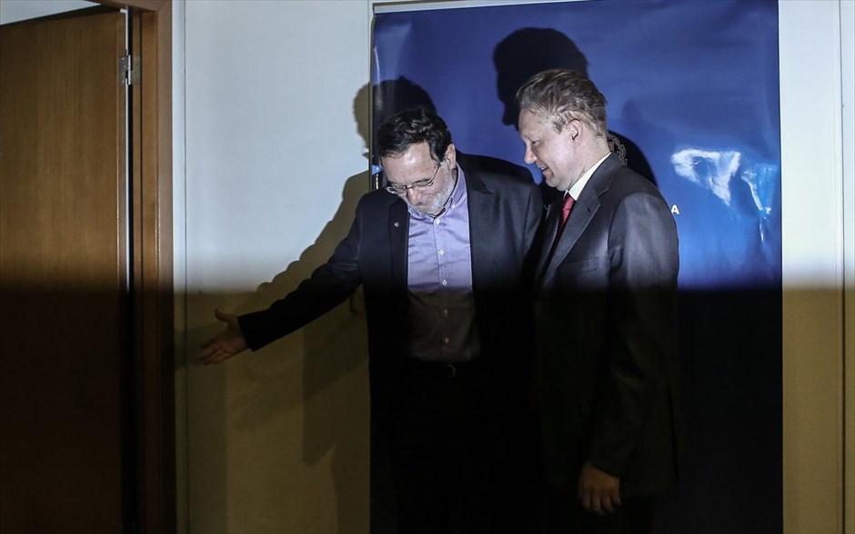 POY2015 - Απρίλιος. Ο πρώην υπουργός Παραγωγικής Ανασυγκρότησης Παναγιώτης Λαφαζάνης υποδέχεται τον επικεφαλής της Gazprom Αλεξέι Μίλερ στην Αθήνα, στις 21 Απριλίου. Τον Αύγουστο ο κ. Λαφαζάνης αποχώρησε από τον ΣΥΡΙΖΑ και τέθηκε επικεφαλής της Λαϊκής Ενότητας.