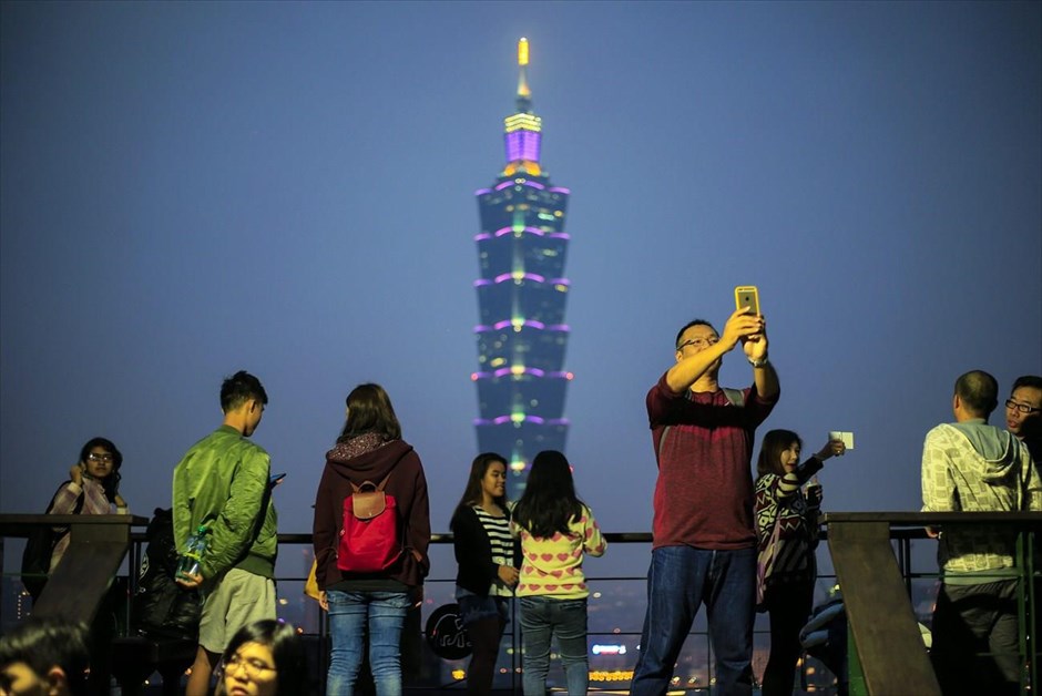 Με θέα τον Ταϊπέι 101. Τουρίστες φωτογραφίζονται με φόντο τον πύργο-σύμβολο της πρωτεύουσας της Ταϊβάν, Ταϊπέι 101.