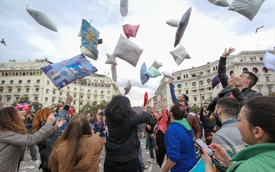 POY2015 - Απρίλιος. Σε μαξιλαροπόλεμο επιδόθηκαν νεαροί κάτοικοι σε Αθήνα και Θεσσαλονίκη, οι οποίοι συγκεντρώθηκαν στις πλατείες Κλαυθμώνος και Αριστοτέλους (φωτογραφία) αντίστοιχα, την Κυριακή 5 Απριλίου.