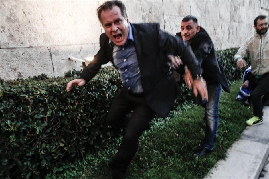 POY2015 - Νοέμβριος. Επεισόδια σημειώθηκαν στη συγκέντρωση διαμαρτυρίας των Ποντίων, έξω από τη Βουλή, στις 5 Νοεμβρίου. Άγνωστοι που βρίσκονταν μεταξύ των συγκεντρωμένων χτύπησαν μπροστά στα μάτια των αστυνομικών τον βουλευτή της Νέας Δημοκρατίας Γιώργο Κουμουτσάκο.&nbsp;