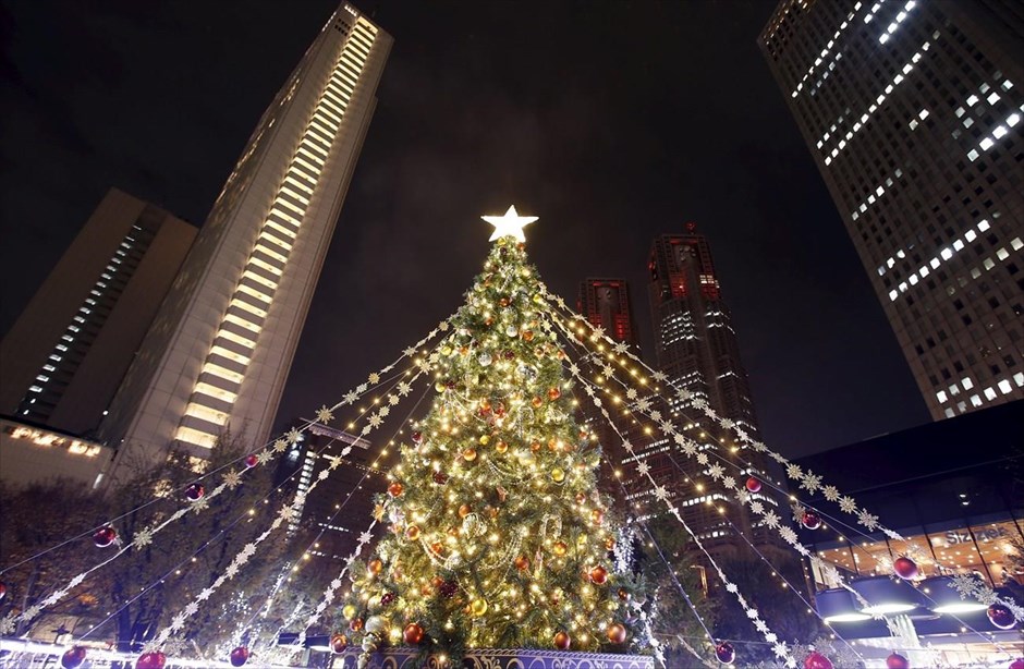 Χριστούγεννα στον κόσμο. Δέντρο μπροστά από το Κτήριο της Μητροπολιτικής Κυβέρνησης του Τόκιο.