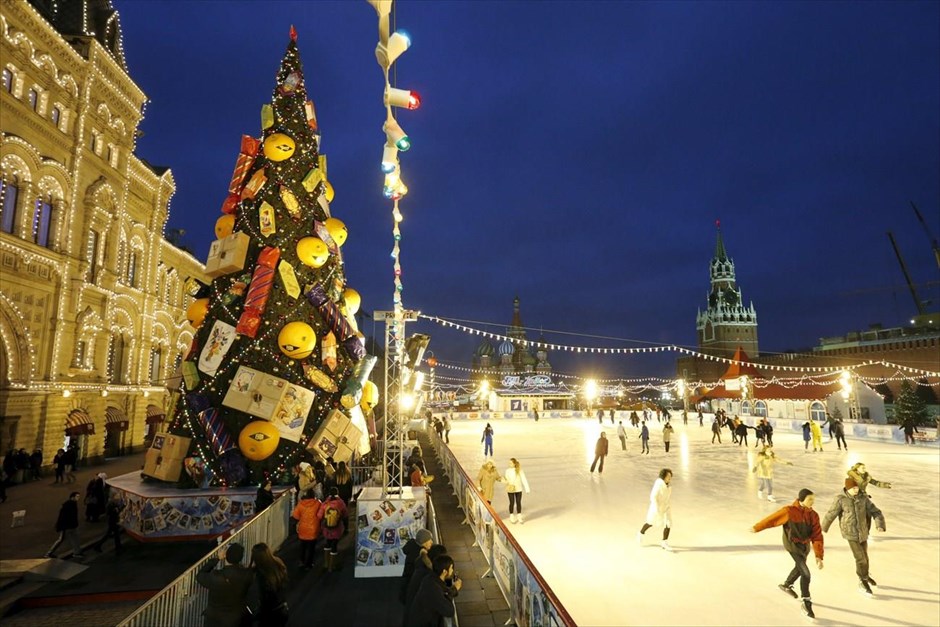 Χριστούγεννα στον κόσμο. Πατινάζ σε χριστουγεννιάτικο κλίμα στην Κόκκινη Πλατεία, στη Μόσχα.