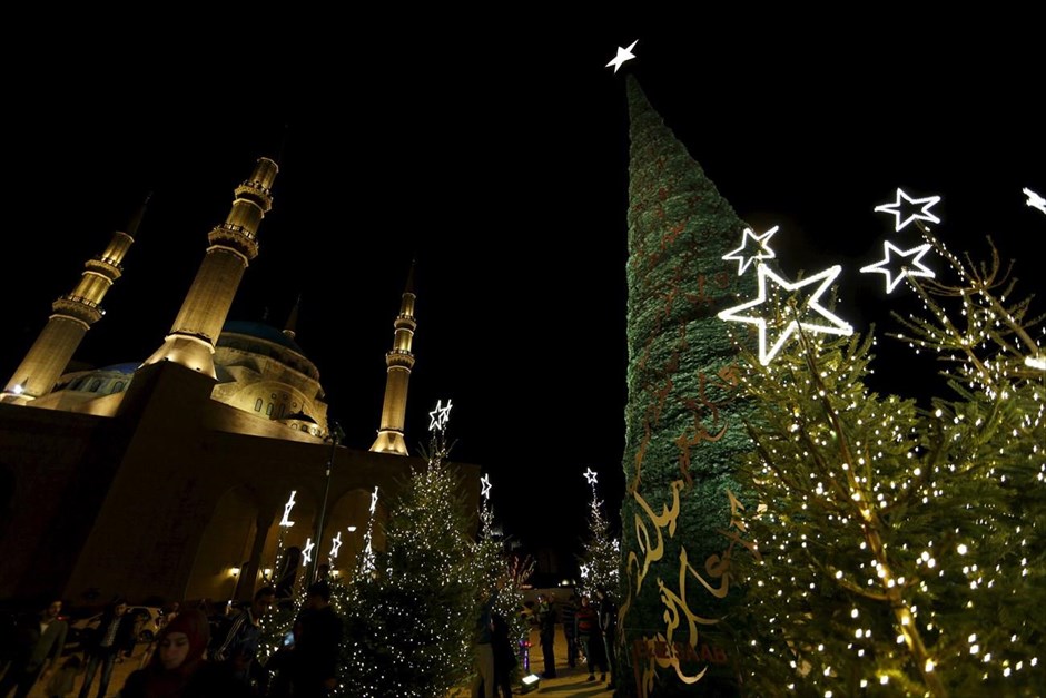 Χριστούγεννα στον κόσμο. Δέντρο σχεδιασμένο από τον Λιβανέζο μόδιστρο Elie Saab μπροστά από το τζαμί Αλ-Αμίν στη Βυρηττό.