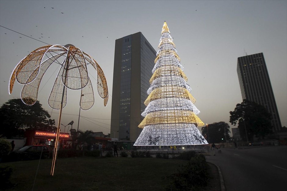 Χριστούγεννα στον κόσμο. Επιχειρηματικό κέντρο του Αμπιτζάν, Ακτή Ελεφαντοστού.