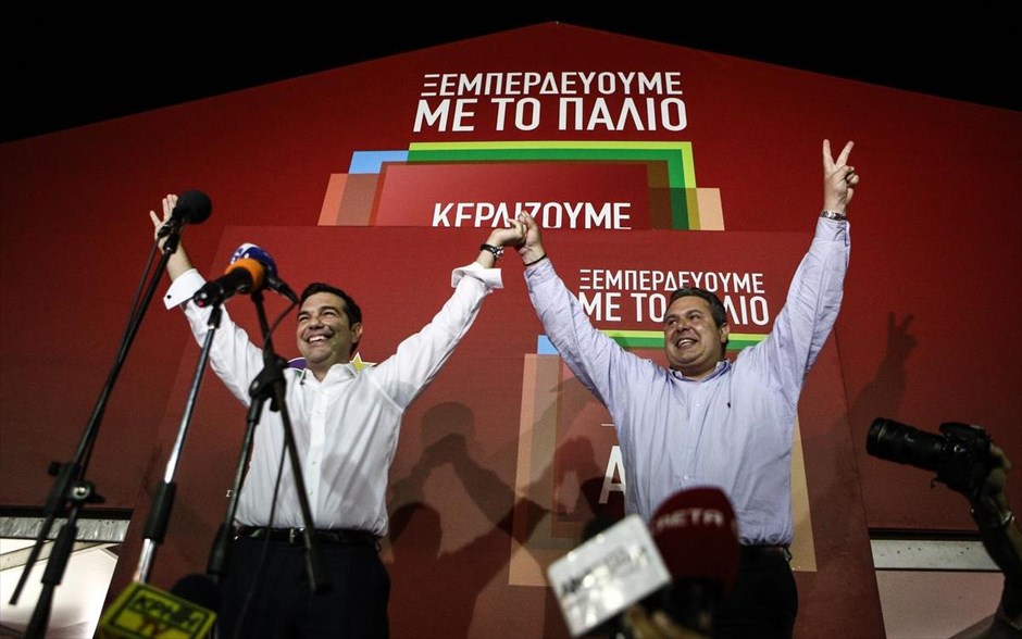 POY2015 - Σεπτέμβριος . Ο Αλέξης Τσίπρας και ο Πάνος Καμμένος χαιρετούν τους πολίτες που έχουν συγκεντρωθεί στο εκλογικό περίπτερο του ΣΥΡΙΖΑ στην πλατεία Κλαυθμώνος, ύστερα από τη δεύτερη εκλογική νίκη (χωρίς αυτοδυναμία) του ΣΥΡΙΖΑ στις εκλογές της 20ης Σεπτεμβρίου. Η κοινή παρουσία των δύο πολιτικών αρχηγών εκείνο το βράδυ επιβεβαίωσε τη συνέχιση της κυβερνητικής συνεργασίας τους.&nbsp;