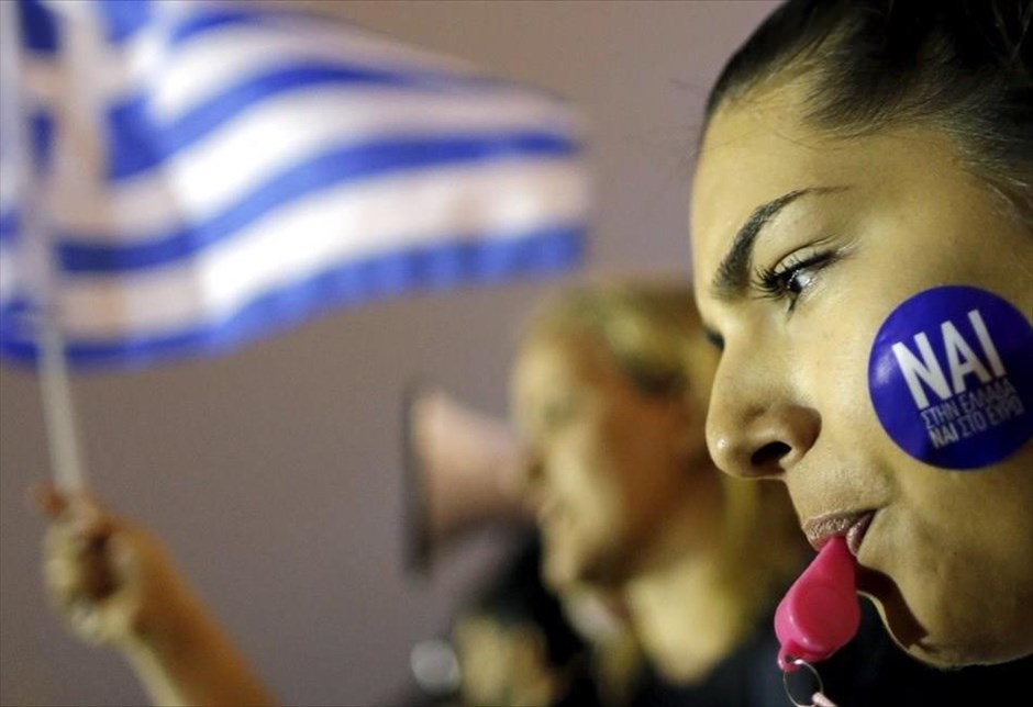 POY2015 - Ιούνιος. Στιγμιότυπο από τη συγκέντρωση υπέρ του «ναι» που πραγματοποιήθηκε στην πλατεία Συντάγματος στις 31 Ιουνίου&nbsp;με τη συμμετοχή χιλιάδων πολιτών και κεντρικό σύνθημα «Μένουμε Ευρώπη».&nbsp;