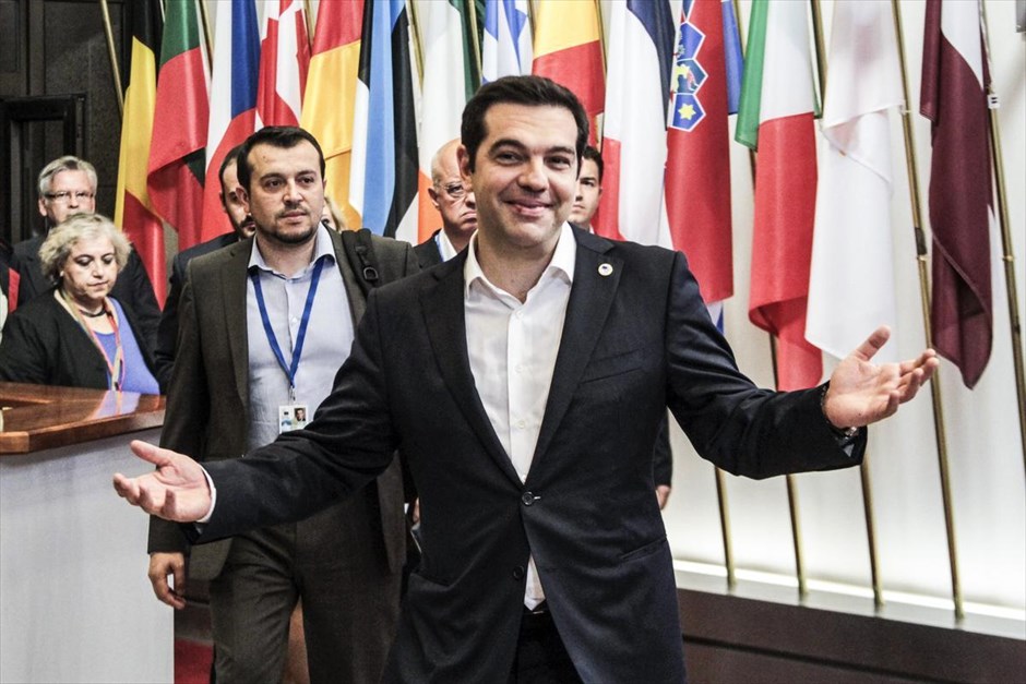 POY2015 - Ιούλιος. Ο πρωθυπουργός, Αλέξης Τσίπρας εξέρχεται από την έκτακτη Σύνοδο Κορυφής που πραγματοποιήθηκε στις Βρυξέλλες, στις 7 Ιουλίου, η οποία δεν κατέληξε σε συμφωνία με τους δανειστές. Η τελική συμφωνία επήλθε το πρωί της 13ης Ιουλίου, μετά από μία μαραθώνια διαπραγμάτευση 17 ωρών.