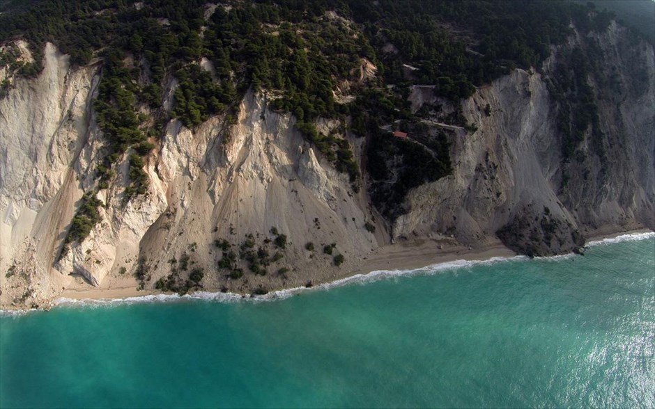 POY2015 - Νοέμβριος. Αεροφωτογραφία από τις κατολισθήσεις που προκάλεσε ο σεισμός των 6,1 Ρίχτερ στην παραλία των Εγκρεμνών στη Λευκάδα (18 Νοεμβρίου). Oι βράχοι κάλυψαν το μεγαλύτερο μέρος της παραλίας, η οποία είναι από τις πιο δημοφιλείς του νησιού. Το χτύπημα του Εγκέλαδου άφησε πίσω του δύο νεκρούς και τέσσερις τραυματίες, ενώ το νησί μετατοπίστηκε κατά 36 εκατοστά προς τον νότο.
