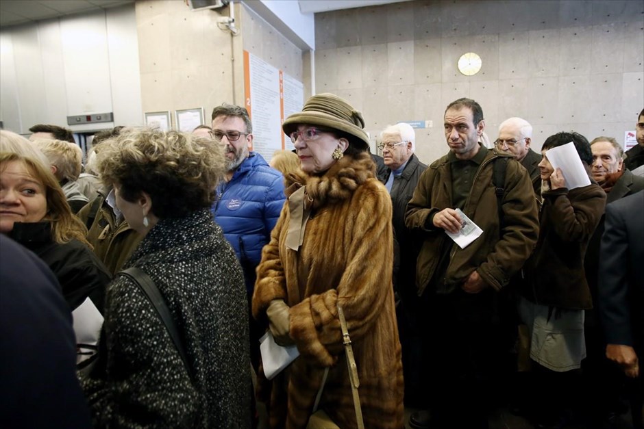 POY2015 - Δεκέμβριος. Πολίτες προσέρχονται για να συμμετάσχουν στη διαδικασία εκλογής του νέου προέδρου της Νέας Δημοκρατίας (20 Δεκεμβρίου). Στον δεύτερο γύρο των εκλογών, που θα πραγματοποιηθεί στις 10 Ιανουαρίου, θα αναμετρηθεί ο Ευάγγελος Μεϊμαράκης με τον Κυριάκο Μητσοτάκη.