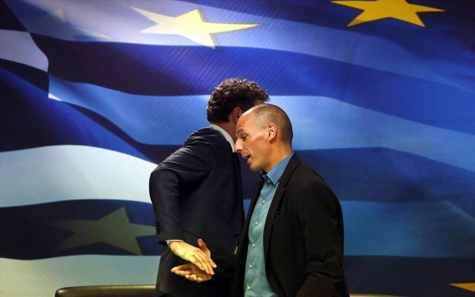 POY 2015 - Ιανουάριος. Η αμήχανη χειραψία του επικεφαλής του Eurogroup Γερούν Ντέισελμπλουμ και του τότε υπουργού Οικονομικών Γιάνη Βαρουφάκη, μετά τη δήλωση του τελευταίου για την τρόικα, ότι «με αυτή τη σαθρά δομημένη επιτροπή δεν έχουμε στόχο να συνεργαστούμε» (30 Ιανουαρίου 2015).
