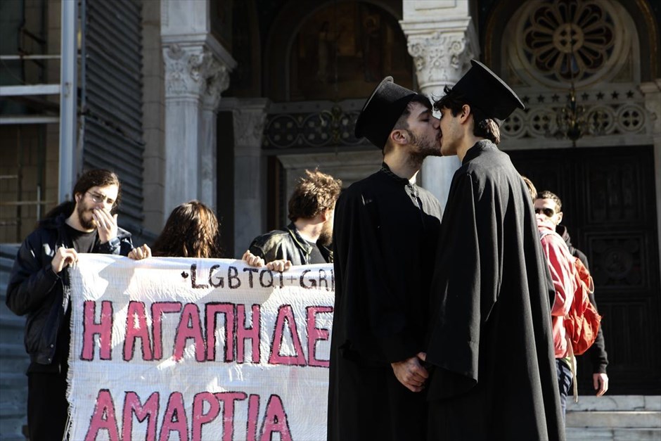 POY2015 - Δεκέμβριος. Συγκέντρωση έξω από τη Μητρόπολη Αθηνών πραγματοποίησαν στις&nbsp;22 Δεκεμβρίου&nbsp;ομοφυλοφιλικές οργανώσεις&nbsp;για να διαμαρτυρηθούν για τη στάση της εκκλησίας στην επέκταση του συμφώνου συμβίωσης και στα ομόφυλα ζευγάρια.