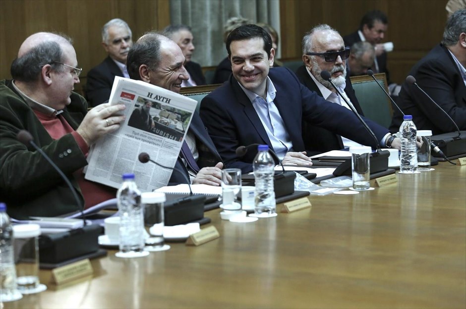 Συνεδρίαση του υπουργικού συμβουλίου. Ο υπουργός Παιδείας Νίκος Φίλης, ο υπουργός Οικονομίας Γιώργος Σταθάκης, ο πρωθυπουργός Αλέξης Τσίπρας και ο υπουργός Εσωτερικών Παναγιώτης Κουρουμπλής συνομιλούν λίγο πριν την έναρξη της τελευταίας συνεδρίασης του υπουργικού συμβουλίου για το 2015.