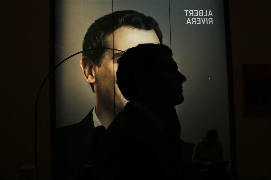 Ισπανία: Τρικομματική κυβέρνηση ζητούν οι Ciudadanos . Ο επικεφαλής του νεοπαγούς, κεντρώου φιλελεύθερου κόμματος της Ισπανίας Ciudadanos, Άλμπερτ Ριβέρα, κάλεσε την Τετάρτη το κεντροδεξιό Λαϊκό Κόμμα (PP) του απερχόμενου πρωθυπουργού Μαριάνο Ραχόι και το Σοσιαλιστικό Εργατικό Κόμμα Ισπανίας (PSOE) σε τρικομματική συνεργασία για τον σχηματισμό κυβέρνησης.&nbsp;Το Ciudadanos αναδείχθηκε τέταρτο στις εκλογές της Κυριακής, με το PP να αναδεικνύεται πρώτο, αλλά όχι αυτοδύναμο και τους Σοσιαλιστές να καταλαμβάνουν τη δεύτερη θέση, σημειώνοντας απώλειες στα ποσοστά τους. Τρίτο κόμμα αναδείχθηκε το αριστερό&nbsp;Podemos.