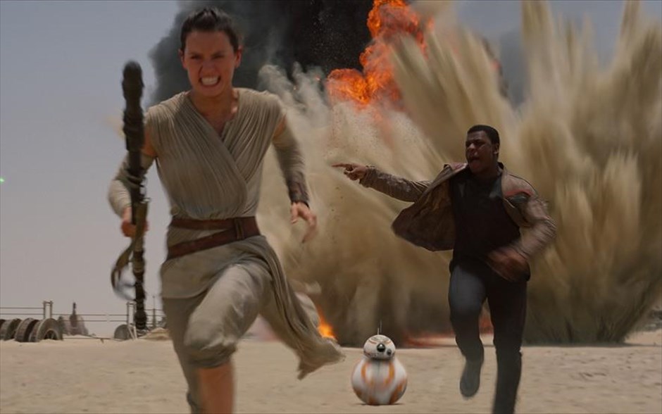 «Star Wars: Η δύναμη ξυπνάει». «Star Wars: Η δύναμη ξυπνάει»: Έχοντας σημειώσει ρεκόρ όλων των εποχών σε εισπράξεις στην πρώτη ημέρα προβολής της, με 57 εκατομμύρια δολάρια στα μποξ όφις των ΗΠΑ και του Καναδά, ξεπερνώντας το προηγούμενο ρεκόρ των 43,5 εκατομμυρίων δολαρίων, που είχε πετύχει, το 2011, η ταινία «Ο Χάρι Πότερ και οι κλήροι του θανάτου 2», η έβδομη ταινία της σειράς επιστημονικής φαντασίας «Star Wars», τοποθετείται χρονικά 30 χρόνια μετά τα γεγονότα της «Επιστροφής των Τζεντάι».