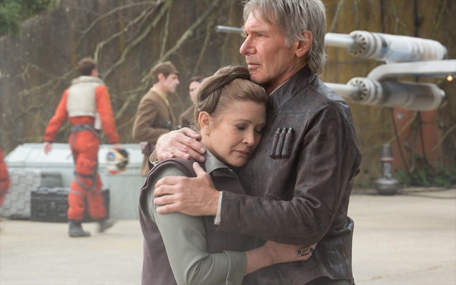«Star Wars: Η δύναμη ξυπνάει». «Star Wars: Η δύναμη ξυπνάει»: Έχοντας σημειώσει ρεκόρ όλων των εποχών σε εισπράξεις στην πρώτη ημέρα προβολής της, με 57 εκατομμύρια δολάρια στα μποξ όφις των ΗΠΑ και του Καναδά, ξεπερνώντας το προηγούμενο ρεκόρ των 43,5 εκατομμυρίων δολαρίων, που είχε πετύχει, το 2011, η ταινία «Ο Χάρι Πότερ και οι κλήροι του θανάτου 2», η έβδομη ταινία της σειράς επιστημονικής φαντασίας «Star Wars», τοποθετείται χρονικά 30 χρόνια μετά τα γεγονότα της «Επιστροφής των Τζεντάι».