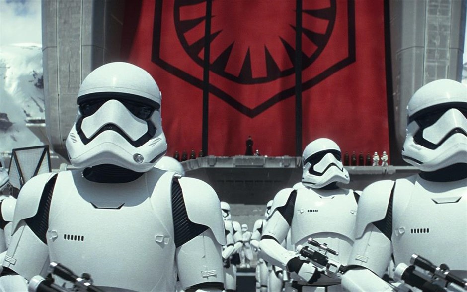 «Star Wars: Η δύναμη ξυπνάει». «Star Wars: Η δύναμη ξυπνάει»: Έχοντας σημειώσει ρεκόρ όλων των εποχών σε εισπράξεις στην πρώτη ημέρα προβολής της, με 57 εκατομμύρια δολάρια στα μποξ όφις των ΗΠΑ και του Καναδά, ξεπερνώντας το προηγούμενο ρεκόρ των 43,5 εκατομμυρίων δολαρίων, που είχε πετύχει, το 2011, η ταινία «Ο Χάρι Πότερ και οι κλήροι του θανάτου 2», η έβδομη ταινία της σειράς επιστημονικής φαντασίας «Star Wars», τοποθετείται χρονικά 30 χρόνια μετά τα γεγονότα της «Επιστροφής των Τζεντάι».