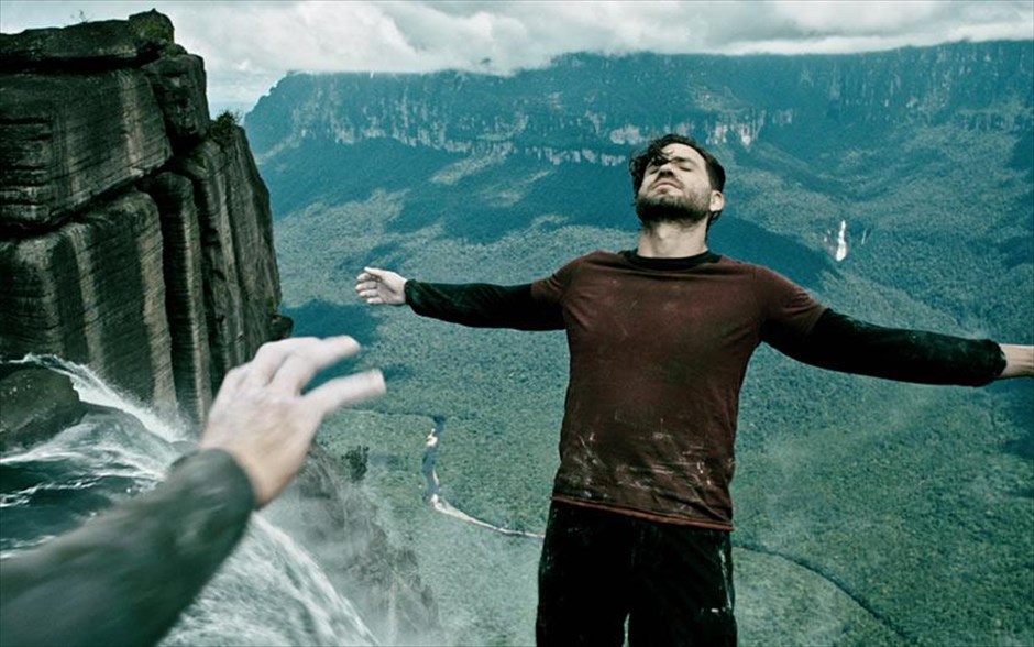 «Point break». «Point break»: Βασισμένη στην ομώνυμη κλασική κινηματογραφική επιτυχία του 1991, η περιπέτεια καταιγιστικής δράσης του Έρικσον Κορ περιλαμβάνει μερικά από τα πιο εντυπωσιακά και τολμηρά αθλητικά stunts, που έχουμε δει ποτέ σε κινηματογραφική ταινία, τα οποία πραγματοποιούνται από κορυφαίους αθλητές, που θεωρούνται οι καλύτεροι σε αθλήματα και «επικίνδυνα σπορ», όπως το σερφ μεγάλων κυμάτων, οι πτήσεις με wingsuit, το snowboarding, η ελεύθερη αναρρίχηση και οι αγώνες υψηλών ταχυτήτων με μοτοσικλέτες.