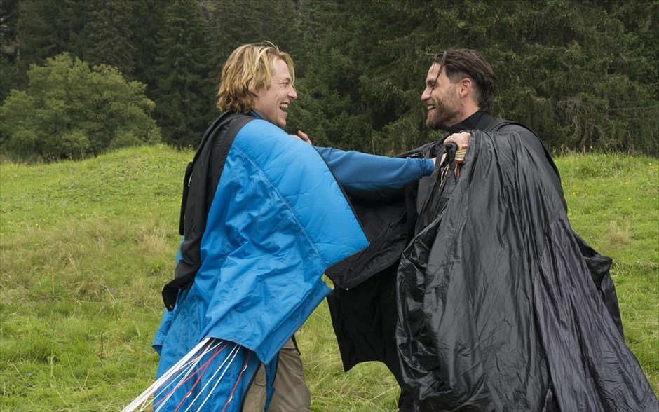 «Point break». «Point break»: Βασισμένη στην ομώνυμη κλασική κινηματογραφική επιτυχία του 1991, η περιπέτεια καταιγιστικής δράσης του Έρικσον Κορ περιλαμβάνει μερικά από τα πιο εντυπωσιακά και τολμηρά αθλητικά stunts, που έχουμε δει ποτέ σε κινηματογραφική ταινία, τα οποία πραγματοποιούνται από κορυφαίους αθλητές, που θεωρούνται οι καλύτεροι σε αθλήματα και «επικίνδυνα σπορ», όπως το σερφ μεγάλων κυμάτων, οι πτήσεις με wingsuit, το snowboarding, η ελεύθερη αναρρίχηση και οι αγώνες υψηλών ταχυτήτων με μοτοσικλέτες.
