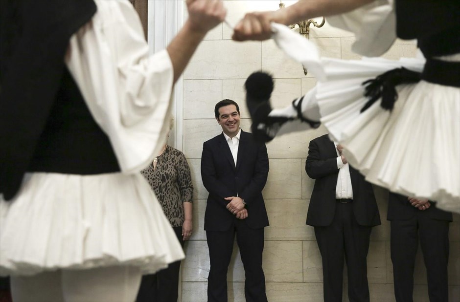 Τα κάλαντα των Χριστουγέννων στον Πρωθυπουργό. Τα χριστουγεννιάτικα κάλαντα είπαν στον πρωθυπουργό&nbsp;Αλέξη Τσίπρα, διαδοχικά, το Πρότυπο Εθνικό Νηπιοτροφείο, το Μουσικό Γυμνάσιο Ιλίου και ο σύλλογος «Κωστηλάτα» από την Άρτα.