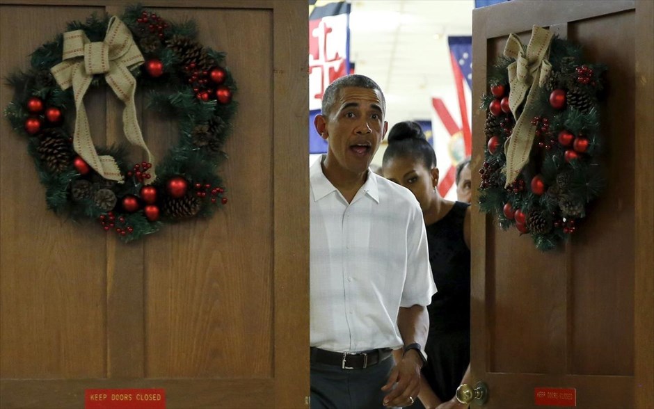 Χριστουγεννιάτικη εκδήλωση στη βάση πεζοναυτών στη Χαβάη. Ο Αμερικανός πρόεδρος Μπαράκ Ομπάμα, συνοδευόμενος από την σύζυγό του Μισέλ, φθάνει στην χριστουγεννιάτικη εκδήλωση της βάσης πεζοναυτών στη Χαβάη.